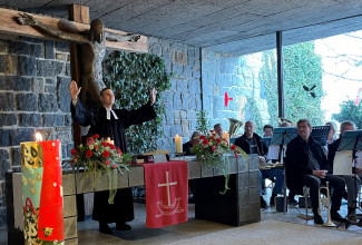 Seine erste Tätigkeit als Pfarrer: Am Ende des festlichen Ordinationsgottesdienstes segnete Pfarrer Heiko Timm seine neue Gemeinde. Der Posaunenchor (re) gestaltete den Gottesdienst musikalisch.