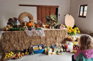 Ein Altar aus Strohballen